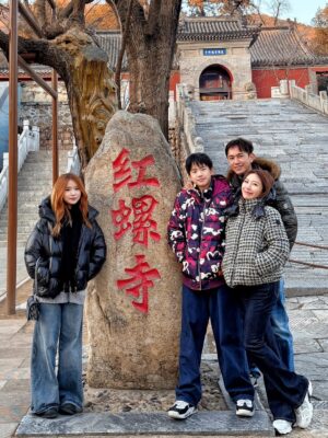 Jane Lee Instagram - 這次聖誕假期來北京陪兒子找他的同學歡聚，特別安排一起踏上萬里長城，上山坐纜車，下山坐溜滑梯，中間步行長城大約一個半小時，山巒起伏，壯麗如畫，真的是非常值得的旅行👍🏻 大推
#不是八達嶺 #慕田峪長城
#感謝好天氣