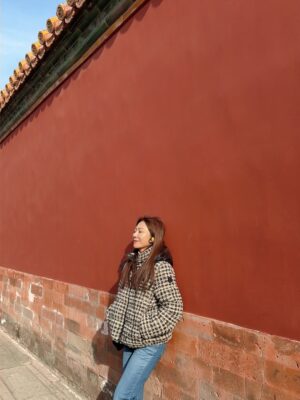 Jane Lee Instagram - 零下一度的北京故宮，紅牆金瓦的歷史軌跡，上次拜訪已隔十年，帶著孩子舊地同遊溫故知新🫶🏻
#永遠走不完  #甄環傳一直出現
#姊弟拍照互動像小情侶🤣
#我年輕時候也不怕冷好嗎
#爸爸去哪儿