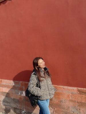 Jane Lee Instagram - 零下一度的北京故宮，紅牆金瓦的歷史軌跡，上次拜訪已隔十年，帶著孩子舊地同遊溫故知新🫶🏻
#永遠走不完  #甄環傳一直出現
#姊弟拍照互動像小情侶🤣
#我年輕時候也不怕冷好嗎
#爸爸去哪儿