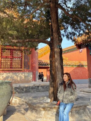 Jane Lee Instagram - 零下一度的北京故宮，紅牆金瓦的歷史軌跡，上次拜訪已隔十年，帶著孩子舊地同遊溫故知新🫶🏻
#永遠走不完  #甄環傳一直出現
#姊弟拍照互動像小情侶🤣
#我年輕時候也不怕冷好嗎
#爸爸去哪儿