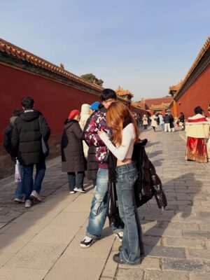 Jane Lee Instagram - 零下一度的北京故宮，紅牆金瓦的歷史軌跡，上次拜訪已隔十年，帶著孩子舊地同遊溫故知新🫶🏻
#永遠走不完  #甄環傳一直出現
#姊弟拍照互動像小情侶🤣
#我年輕時候也不怕冷好嗎
#爸爸去哪儿
