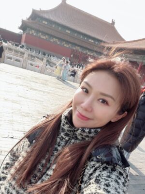 Jane Lee Instagram - 零下一度的北京故宮，紅牆金瓦的歷史軌跡，上次拜訪已隔十年，帶著孩子舊地同遊溫故知新🫶🏻
#永遠走不完  #甄環傳一直出現
#姊弟拍照互動像小情侶🤣
#我年輕時候也不怕冷好嗎
#爸爸去哪儿