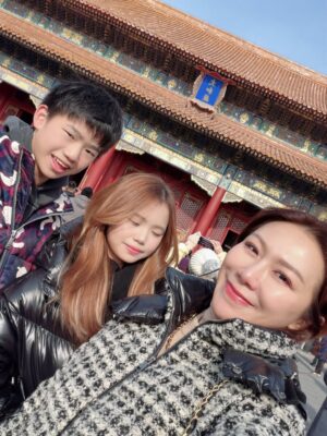 Jane Lee Instagram - 零下一度的北京故宮，紅牆金瓦的歷史軌跡，上次拜訪已隔十年，帶著孩子舊地同遊溫故知新🫶🏻
#永遠走不完  #甄環傳一直出現
#姊弟拍照互動像小情侶🤣
#我年輕時候也不怕冷好嗎
#爸爸去哪儿