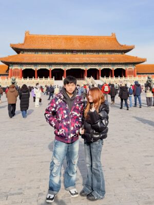 Jane Lee Instagram - 零下一度的北京故宮，紅牆金瓦的歷史軌跡，上次拜訪已隔十年，帶著孩子舊地同遊溫故知新🫶🏻
#永遠走不完  #甄環傳一直出現
#姊弟拍照互動像小情侶🤣
#我年輕時候也不怕冷好嗎
#爸爸去哪儿
