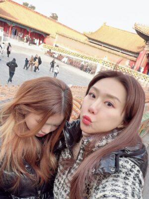 Jane Lee Instagram - 零下一度的北京故宮，紅牆金瓦的歷史軌跡，上次拜訪已隔十年，帶著孩子舊地同遊溫故知新🫶🏻
#永遠走不完  #甄環傳一直出現
#姊弟拍照互動像小情侶🤣
#我年輕時候也不怕冷好嗎
#爸爸去哪儿