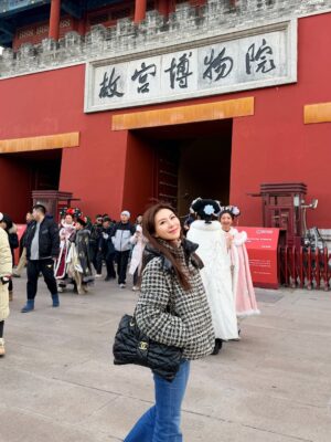 Jane Lee Instagram - 零下一度的北京故宮，紅牆金瓦的歷史軌跡，上次拜訪已隔十年，帶著孩子舊地同遊溫故知新🫶🏻
#永遠走不完  #甄環傳一直出現
#姊弟拍照互動像小情侶🤣
#我年輕時候也不怕冷好嗎
#爸爸去哪儿