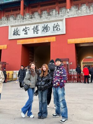 Jane Lee Instagram - 零下一度的北京故宮，紅牆金瓦的歷史軌跡，上次拜訪已隔十年，帶著孩子舊地同遊溫故知新🫶🏻
#永遠走不完  #甄環傳一直出現
#姊弟拍照互動像小情侶🤣
#我年輕時候也不怕冷好嗎
#爸爸去哪儿