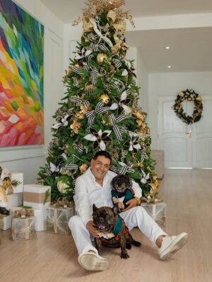 Janet Barboza Instagram - En esta Navidad, celebremos la unión familiar, donde cada abrazo y sonrisa se complementa con el amor incondicional de nuestros fieles amigos de cuatro patas. Que la alegría de compartir momentos juntos, humanos y peluditos, llene nuestros corazones de calidez y gratitud. ¡Felices fiestas a todos! 

Nuestros vestidos rojos son del magnífico @miguel_rimachi_atelier 

Mis adornos navideños son de la casa @lagrutadelcristal 
Las fotos son de @momentosphotographyandvideo

La ropa de los bebés perrunos es de @tommyfashionpets