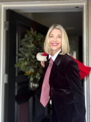 Janet Gunn Instagram - Merry Christmas 🎄 Looking back on the year I see a beautiful mix of joy, laughter, and our son graduating and family and friends 
And what a 🎁it is to wake up each day with another chance to grow, to feel and create! Thank you for sharing your kindness, I’m so grateful for your continued support and messages! 
May we all remember our blessings, big & small that brought us here🙏
 Merry Christmas to you and your family and friends!! 
Now, I think  I’ll watch it’s complicated and the holiday for the 50th time!! What are some of your favorite Christmas movies?