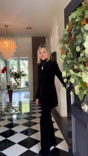 Janet Gunn Instagram - There’s something truly special about Christmas🎄the way decorating your home becomes a little ritual of joy.

It’s also a moment to pause and reflect on the year you’ve lived.
This year, I dove into piano 🎹 lessons—and I didn’t expect how much joy it would bring me… thanks to my great teacher!

I do hope the new year brings you so much fun, health, happiness, and doing something you love🎁
Merry Christmas to you, your family & friends🙏
Velvet Suit @frame 
Dress @lucianaemiliaatelier 
Pants @brihollowayofficial 
Sequin pants @forte_forte 

@carolinecommunications