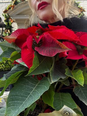Janet Gunn Instagram - Merry Merry Christmas 🎁 as we count down these last few days. Wishing you peace and joy.
Have a beautiful Sunday!

Comment shop for lips and jacket