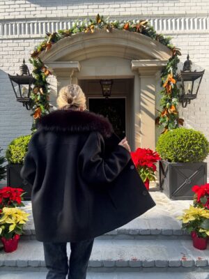 Janet Gunn Instagram - Merry Merry Christmas 🎁 as we count down these last few days. Wishing you peace and joy.
Have a beautiful Sunday!

Comment shop for lips and jacket