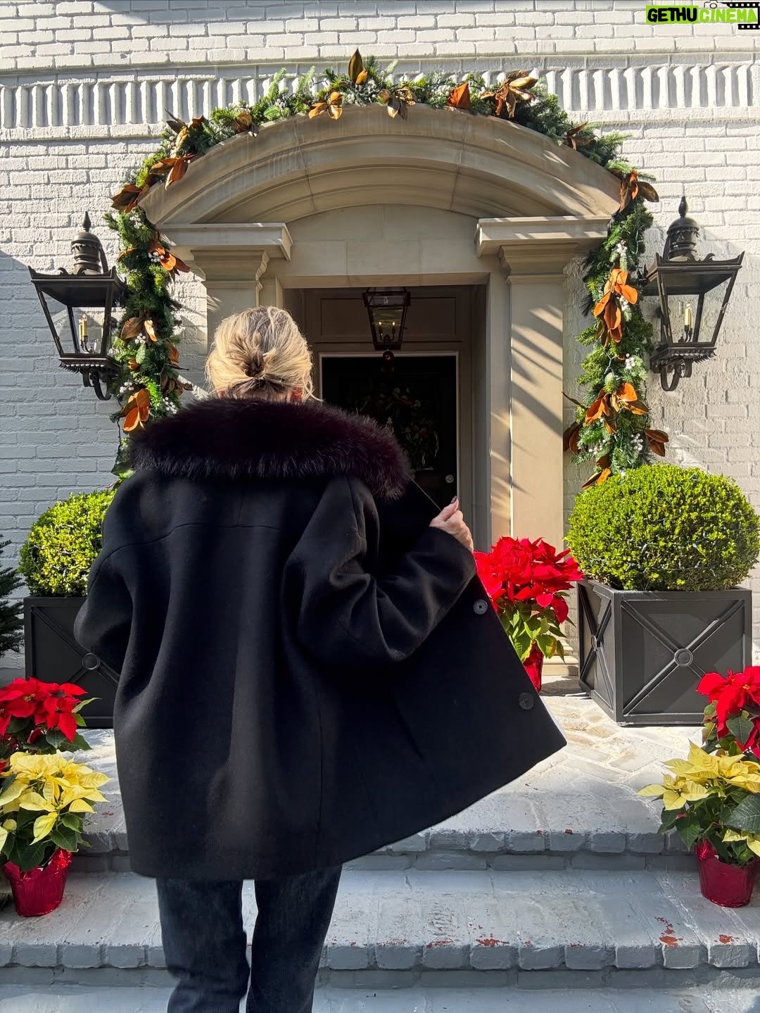 Janet Gunn - 1.9K Likes - Merry Merry Christmas 🎁 as we count down these last few days. Wishing you peace and joy.
Have a beautiful Sunday!

Comment shop for lips and jacket