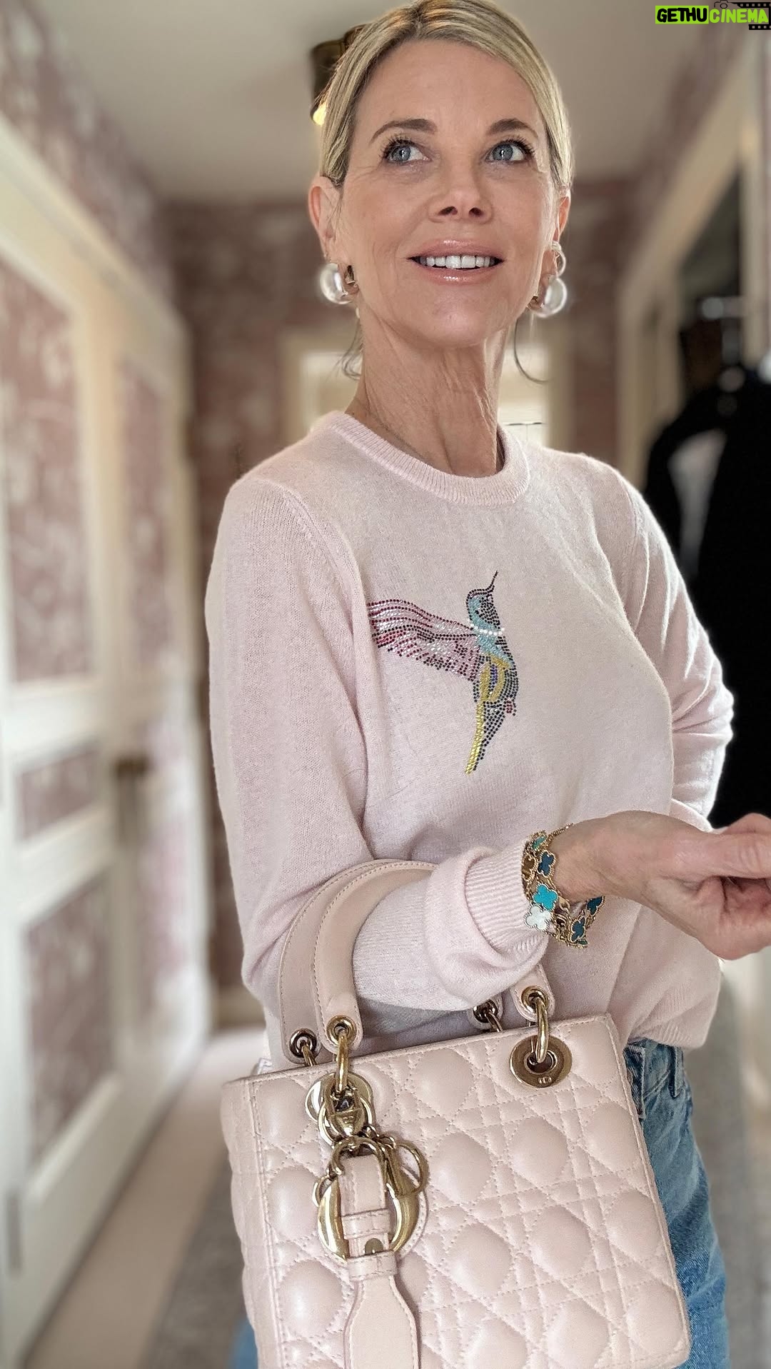 Janet Gunn - 1.2K Likes - Hummingbird season is here along with this adorable cashmere crewneck  sweater from @minnierosenyc X @melissameyers 
💕 Comment Shop for links 🔗 
So Soft!