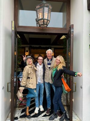 Janet Gunn Instagram - Happy New Year to you!!! Over 40 years of friendship with our dearest friends and the laughter and fun still flows🎶 we are huge fans of our neighborhood &  delicious 🍝 @cecconisrestaurants and we’ll see you in 2026!
We hope you have a lovely celebration  wherever you are & whatever you do, 2026 let’s go! 
Thank you!! for another fun year here on Instagram, connecting with you and for your messages & sharing your joy with me. 
🙏
Aurora, thank you!! 📷