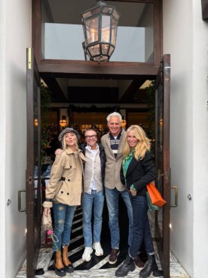 Janet Gunn Instagram - Happy New Year to you!!! Over 40 years of friendship with our dearest friends and the laughter and fun still flows🎶 we are huge fans of our neighborhood &  delicious 🍝 @cecconisrestaurants and we’ll see you in 2026!
We hope you have a lovely celebration  wherever you are & whatever you do, 2026 let’s go! 
Thank you!! for another fun year here on Instagram, connecting with you and for your messages & sharing your joy with me. 
🙏
Aurora, thank you!! 📷
