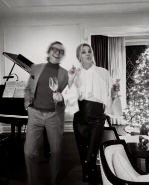 Janet Gunn Instagram - We’ve definitely got that holiday feeling, and it’s been so much fun🎄 sending you joy, health, and happiness🙏  as we step into the new year. 
#everydayisagift 🎁