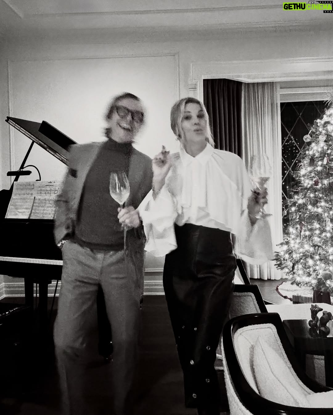 Janet Gunn - 1.3K Likes - We’ve definitely got that holiday feeling, and it’s been so much fun🎄 sending you joy, health, and happiness🙏  as we step into the new year. 
#everydayisagift 🎁