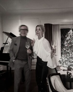 Janet Gunn Instagram - We’ve definitely got that holiday feeling, and it’s been so much fun🎄 sending you joy, health, and happiness🙏  as we step into the new year. 
#everydayisagift 🎁