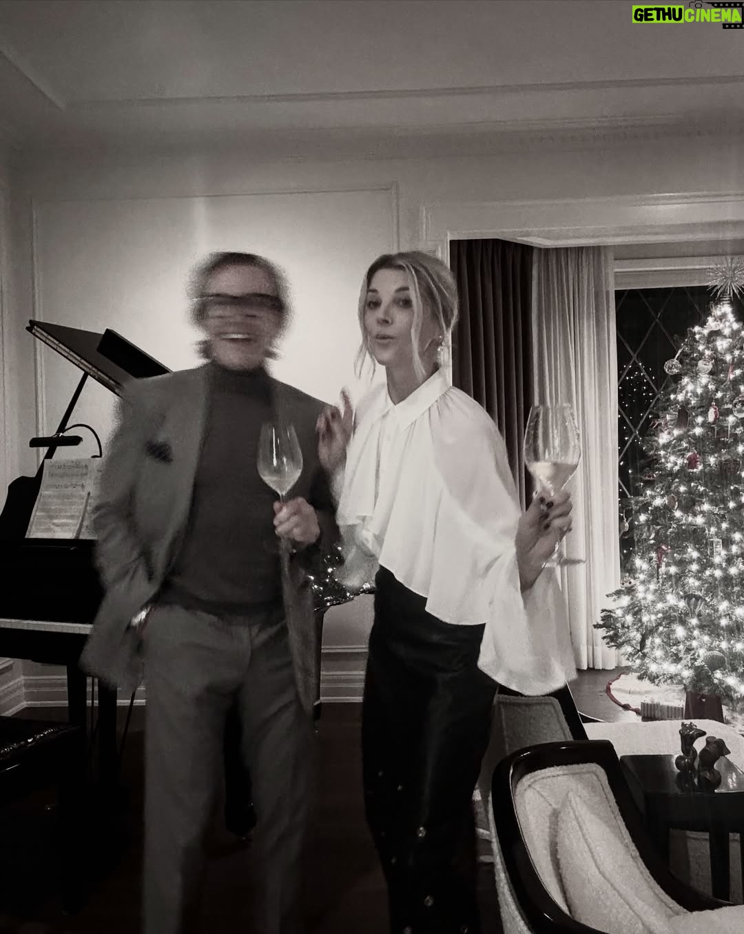 Janet Gunn - 1.3K Likes - We’ve definitely got that holiday feeling, and it’s been so much fun🎄 sending you joy, health, and happiness🙏  as we step into the new year. 
#everydayisagift 🎁