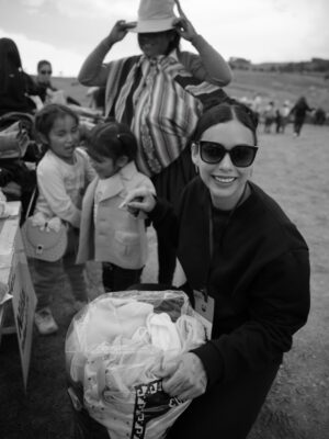 Janick Maceta Instagram - Sonrisas que llevaré siempre en el corazón 🤍 Hace unas semanas acompañé una vez más a mi familia de @perupendiente en este viaje tan especial, llevando ayuda humanitaria al centro poblado de Chamis Cajamarca✨
Feliz de ser parte de este gran grupo humano de voluntarios que trabajan constantemente para ayudar a nuestro Perú🤍
Gracias @nanabelllo @agaluxstudio por estas fotos hermosas✨