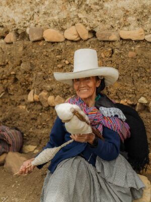 Janick Maceta Instagram - Sonrisas que llevaré siempre en el corazón 🤍 Hace unas semanas acompañé una vez más a mi familia de @perupendiente en este viaje tan especial, llevando ayuda humanitaria al centro poblado de Chamis Cajamarca✨
Feliz de ser parte de este gran grupo humano de voluntarios que trabajan constantemente para ayudar a nuestro Perú🤍
Gracias @nanabelllo @agaluxstudio por estas fotos hermosas✨