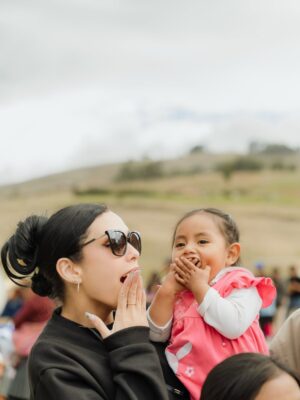 Janick Maceta Instagram - Sonrisas que llevaré siempre en el corazón 🤍 Hace unas semanas acompañé una vez más a mi familia de @perupendiente en este viaje tan especial, llevando ayuda humanitaria al centro poblado de Chamis Cajamarca✨
Feliz de ser parte de este gran grupo humano de voluntarios que trabajan constantemente para ayudar a nuestro Perú🤍
Gracias @nanabelllo @agaluxstudio por estas fotos hermosas✨