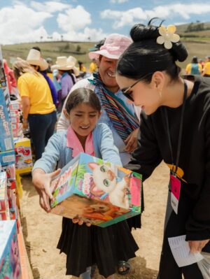 Janick Maceta Instagram - Sonrisas que llevaré siempre en el corazón 🤍 Hace unas semanas acompañé una vez más a mi familia de @perupendiente en este viaje tan especial, llevando ayuda humanitaria al centro poblado de Chamis Cajamarca✨
Feliz de ser parte de este gran grupo humano de voluntarios que trabajan constantemente para ayudar a nuestro Perú🤍
Gracias @nanabelllo @agaluxstudio por estas fotos hermosas✨
