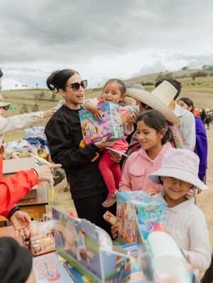 Janick Maceta Instagram - Sonrisas que llevaré siempre en el corazón 🤍 Hace unas semanas acompañé una vez más a mi familia de @perupendiente en este viaje tan especial, llevando ayuda humanitaria al centro poblado de Chamis Cajamarca✨
Feliz de ser parte de este gran grupo humano de voluntarios que trabajan constantemente para ayudar a nuestro Perú🤍
Gracias @nanabelllo @agaluxstudio por estas fotos hermosas✨