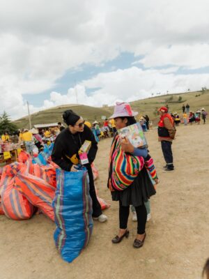 Janick Maceta Instagram - Sonrisas que llevaré siempre en el corazón 🤍 Hace unas semanas acompañé una vez más a mi familia de @perupendiente en este viaje tan especial, llevando ayuda humanitaria al centro poblado de Chamis Cajamarca✨
Feliz de ser parte de este gran grupo humano de voluntarios que trabajan constantemente para ayudar a nuestro Perú🤍
Gracias @nanabelllo @agaluxstudio por estas fotos hermosas✨