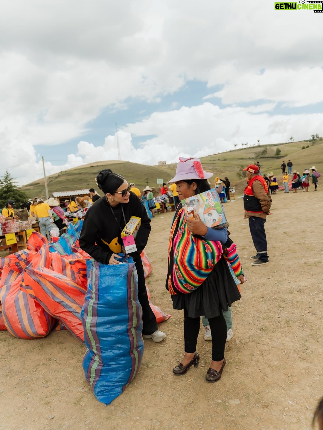Janick Maceta - 92.1K Likes - Sonrisas que llevaré siempre en el corazón 🤍 Hace unas semanas acompañé una vez más a mi familia de @perupendiente en este viaje tan especial, llevando ayuda humanitaria al centro poblado de Chamis Cajamarca✨

Feliz de ser parte de este gran grupo humano de voluntarios que trabajan constantemente para ayudar a nuestro Perú🤍

Gracias @nanabelllo @agaluxstudio  por estas fotos hermosas✨