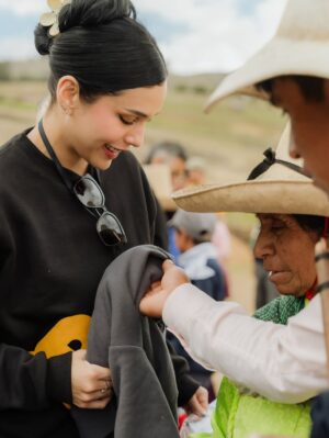 Janick Maceta Instagram - Sonrisas que llevaré siempre en el corazón 🤍 Hace unas semanas acompañé una vez más a mi familia de @perupendiente en este viaje tan especial, llevando ayuda humanitaria al centro poblado de Chamis Cajamarca✨
Feliz de ser parte de este gran grupo humano de voluntarios que trabajan constantemente para ayudar a nuestro Perú🤍
Gracias @nanabelllo @agaluxstudio por estas fotos hermosas✨