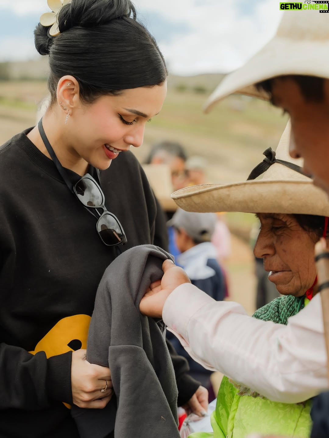 Janick Maceta - 92.1K Likes - Sonrisas que llevaré siempre en el corazón 🤍 Hace unas semanas acompañé una vez más a mi familia de @perupendiente en este viaje tan especial, llevando ayuda humanitaria al centro poblado de Chamis Cajamarca✨

Feliz de ser parte de este gran grupo humano de voluntarios que trabajan constantemente para ayudar a nuestro Perú🤍

Gracias @nanabelllo @agaluxstudio  por estas fotos hermosas✨