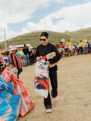 Janick Maceta Instagram - Sonrisas que llevaré siempre en el corazón 🤍 Hace unas semanas acompañé una vez más a mi familia de @perupendiente en este viaje tan especial, llevando ayuda humanitaria al centro poblado de Chamis Cajamarca✨
Feliz de ser parte de este gran grupo humano de voluntarios que trabajan constantemente para ayudar a nuestro Perú🤍
Gracias @nanabelllo @agaluxstudio por estas fotos hermosas✨