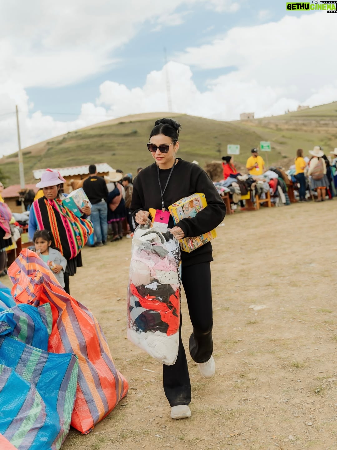 Janick Maceta - 92.1K Likes - Sonrisas que llevaré siempre en el corazón 🤍 Hace unas semanas acompañé una vez más a mi familia de @perupendiente en este viaje tan especial, llevando ayuda humanitaria al centro poblado de Chamis Cajamarca✨

Feliz de ser parte de este gran grupo humano de voluntarios que trabajan constantemente para ayudar a nuestro Perú🤍

Gracias @nanabelllo @agaluxstudio  por estas fotos hermosas✨