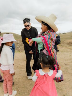 Janick Maceta Instagram - Sonrisas que llevaré siempre en el corazón 🤍 Hace unas semanas acompañé una vez más a mi familia de @perupendiente en este viaje tan especial, llevando ayuda humanitaria al centro poblado de Chamis Cajamarca✨
Feliz de ser parte de este gran grupo humano de voluntarios que trabajan constantemente para ayudar a nuestro Perú🤍
Gracias @nanabelllo @agaluxstudio por estas fotos hermosas✨