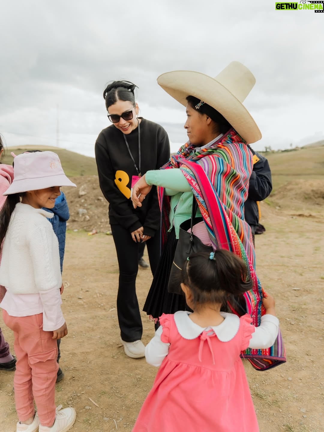 Janick Maceta - 92.1K Likes - Sonrisas que llevaré siempre en el corazón 🤍 Hace unas semanas acompañé una vez más a mi familia de @perupendiente en este viaje tan especial, llevando ayuda humanitaria al centro poblado de Chamis Cajamarca✨

Feliz de ser parte de este gran grupo humano de voluntarios que trabajan constantemente para ayudar a nuestro Perú🤍

Gracias @nanabelllo @agaluxstudio  por estas fotos hermosas✨