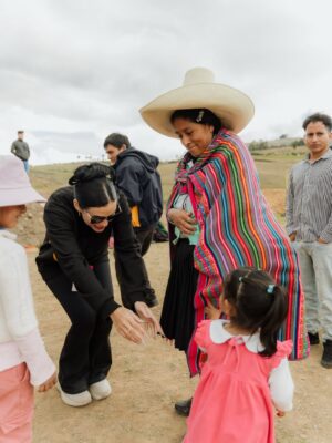 Janick Maceta Instagram - Sonrisas que llevaré siempre en el corazón 🤍 Hace unas semanas acompañé una vez más a mi familia de @perupendiente en este viaje tan especial, llevando ayuda humanitaria al centro poblado de Chamis Cajamarca✨
Feliz de ser parte de este gran grupo humano de voluntarios que trabajan constantemente para ayudar a nuestro Perú🤍
Gracias @nanabelllo @agaluxstudio por estas fotos hermosas✨