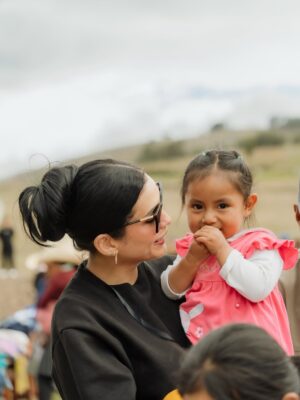 Janick Maceta Instagram - Sonrisas que llevaré siempre en el corazón 🤍 Hace unas semanas acompañé una vez más a mi familia de @perupendiente en este viaje tan especial, llevando ayuda humanitaria al centro poblado de Chamis Cajamarca✨
Feliz de ser parte de este gran grupo humano de voluntarios que trabajan constantemente para ayudar a nuestro Perú🤍
Gracias @nanabelllo @agaluxstudio por estas fotos hermosas✨