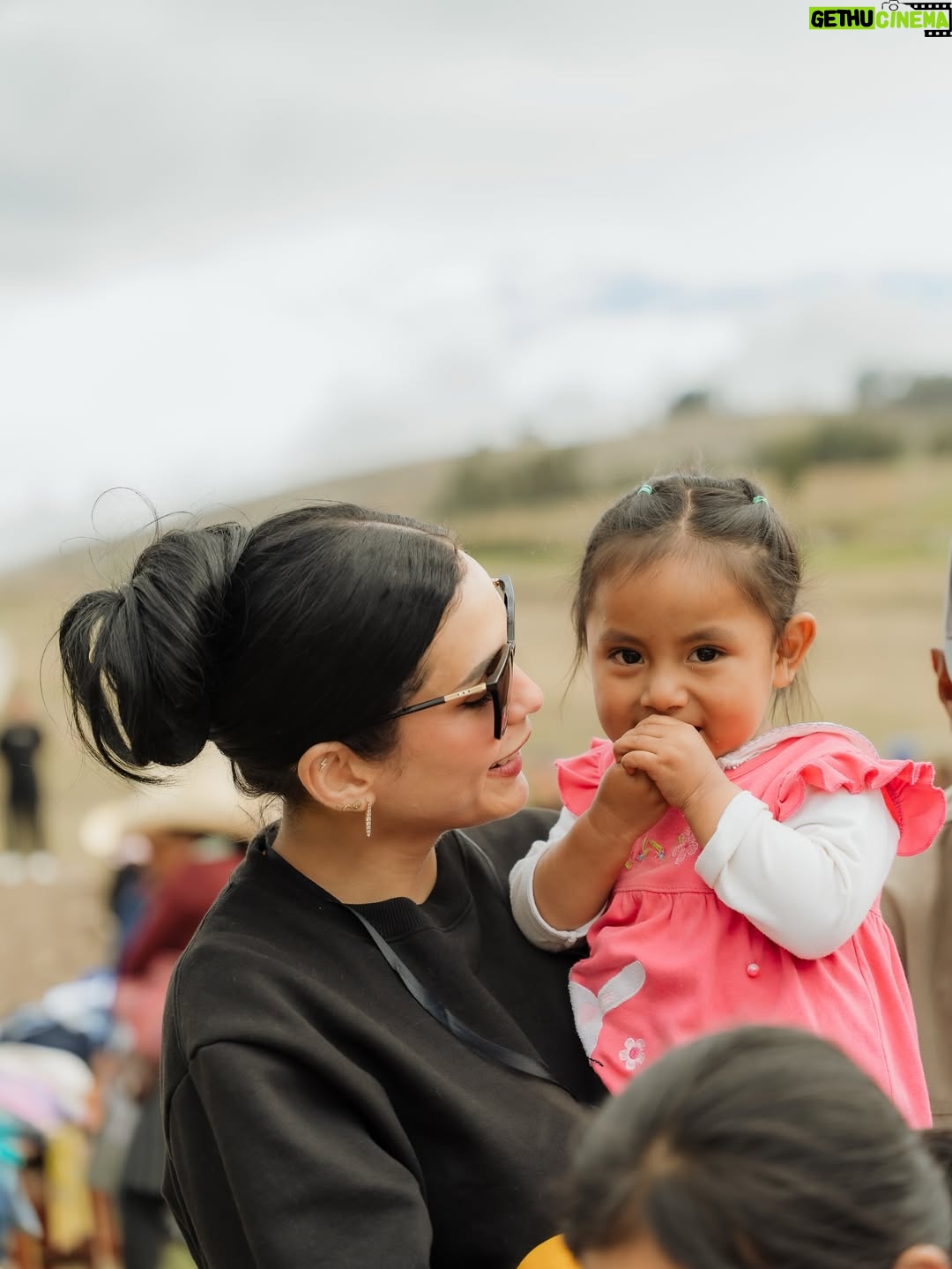 Janick Maceta - 92.1K Likes - Sonrisas que llevaré siempre en el corazón 🤍 Hace unas semanas acompañé una vez más a mi familia de @perupendiente en este viaje tan especial, llevando ayuda humanitaria al centro poblado de Chamis Cajamarca✨

Feliz de ser parte de este gran grupo humano de voluntarios que trabajan constantemente para ayudar a nuestro Perú🤍

Gracias @nanabelllo @agaluxstudio  por estas fotos hermosas✨