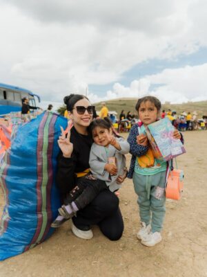 Janick Maceta Instagram - Sonrisas que llevaré siempre en el corazón 🤍 Hace unas semanas acompañé una vez más a mi familia de @perupendiente en este viaje tan especial, llevando ayuda humanitaria al centro poblado de Chamis Cajamarca✨
Feliz de ser parte de este gran grupo humano de voluntarios que trabajan constantemente para ayudar a nuestro Perú🤍
Gracias @nanabelllo @agaluxstudio por estas fotos hermosas✨