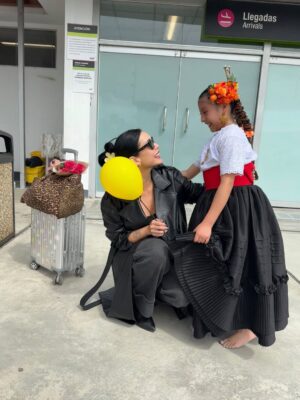 Janick Maceta Instagram - Sonrisas que llevaré siempre en el corazón 🤍 Hace unas semanas acompañé una vez más a mi familia de @perupendiente en este viaje tan especial, llevando ayuda humanitaria al centro poblado de Chamis Cajamarca✨
Feliz de ser parte de este gran grupo humano de voluntarios que trabajan constantemente para ayudar a nuestro Perú🤍
Gracias @nanabelllo @agaluxstudio por estas fotos hermosas✨