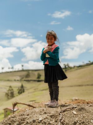 Janick Maceta Instagram - Sonrisas que llevaré siempre en el corazón 🤍 Hace unas semanas acompañé una vez más a mi familia de @perupendiente en este viaje tan especial, llevando ayuda humanitaria al centro poblado de Chamis Cajamarca✨
Feliz de ser parte de este gran grupo humano de voluntarios que trabajan constantemente para ayudar a nuestro Perú🤍
Gracias @nanabelllo @agaluxstudio por estas fotos hermosas✨