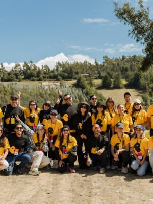 Janick Maceta Instagram - Sonrisas que llevaré siempre en el corazón 🤍 Hace unas semanas acompañé una vez más a mi familia de @perupendiente en este viaje tan especial, llevando ayuda humanitaria al centro poblado de Chamis Cajamarca✨
Feliz de ser parte de este gran grupo humano de voluntarios que trabajan constantemente para ayudar a nuestro Perú🤍
Gracias @nanabelllo @agaluxstudio por estas fotos hermosas✨