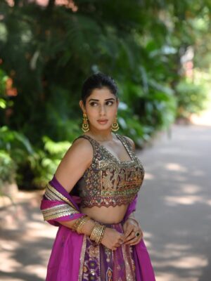 Jasmin Bajwa Instagram - Main khud se milne nikli hoonā¦
agar tum mil gaye, toh kahani badal jaayegi.š
ā¢
ā¢
ā¢
ā¢
ā¢
ā¢
ā¢
ā¢
⢠In a silhouette by @roopkala_ludhiana
⢠Framed by @memoriesunlimited3