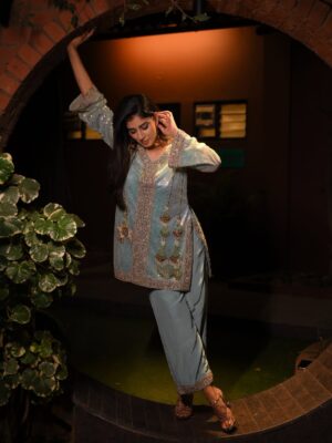 Jasmin Bajwa Instagram - Adaayein dheemi, iraade tez.š¦
ā¢
ā¢
Wearing the favourite @roopkala_ludhiana
Shot by @memoriesunlimited3