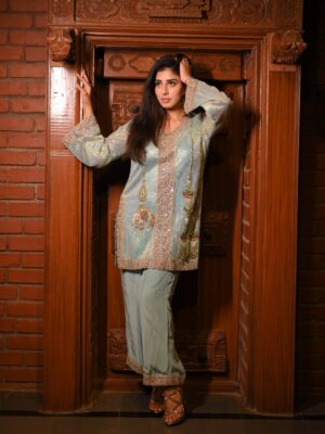 Jasmin Bajwa Instagram - Adaayein dheemi, iraade tez.š¦
ā¢
ā¢
Wearing the favourite @roopkala_ludhiana
Shot by @memoriesunlimited3