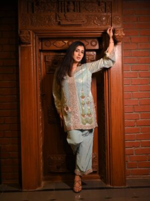 Jasmin Bajwa Instagram - Adaayein dheemi, iraade tez.š¦
ā¢
ā¢
Wearing the favourite @roopkala_ludhiana
Shot by @memoriesunlimited3