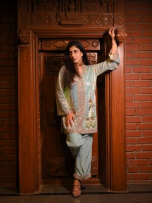 Jasmin Bajwa Instagram - Adaayein dheemi, iraade tez.š¦
ā¢
ā¢
Wearing the favourite @roopkala_ludhiana
Shot by @memoriesunlimited3