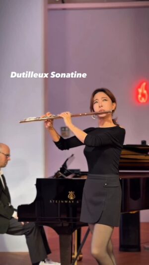 Jasmine Choi Instagram - Pouring my soul in this cadenza #dutilleux #flute #piano

@julienquentinofficial 
@heredium.official 
@401entertainment_official